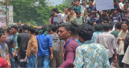 লক্ষ্মীপুর-ঢাকা মহাসড়ক অবরোধ করে শিক্ষার্থীদের বিক্ষোভ